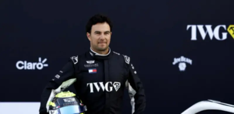 Checo Pérez revela horarios para test final con Cadillac en Bahréin