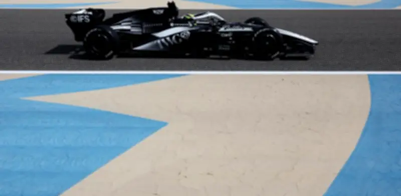 Checo Pérez sufre fallas en test de Bahréin y termina último mientras Mercedes domina