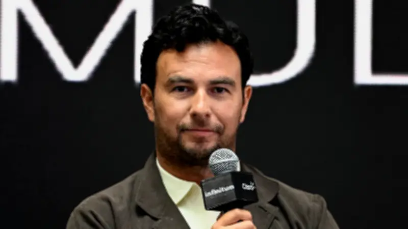 Checo Pérez desvela su nuevo casco para el regreso a la Fórmula 1 con Cadillac