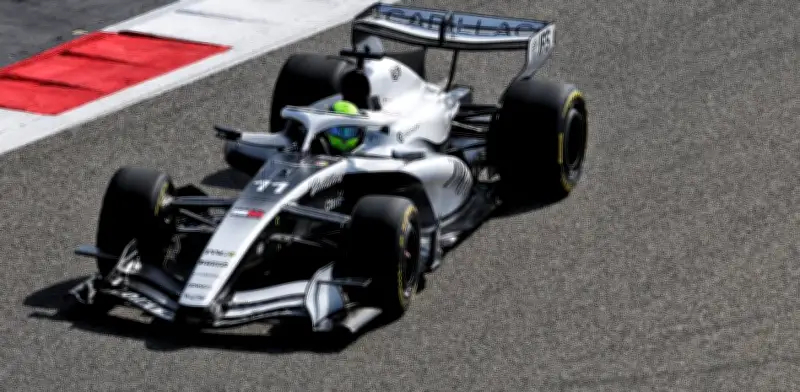 Checo Pérez estrena la decoración del Cadillac F1 en Bahréin tras el Super Bowl