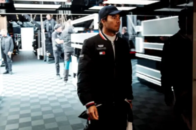 Checo Pérez Estrena su Cadillac en Sakhir con un Rendimiento Sólido