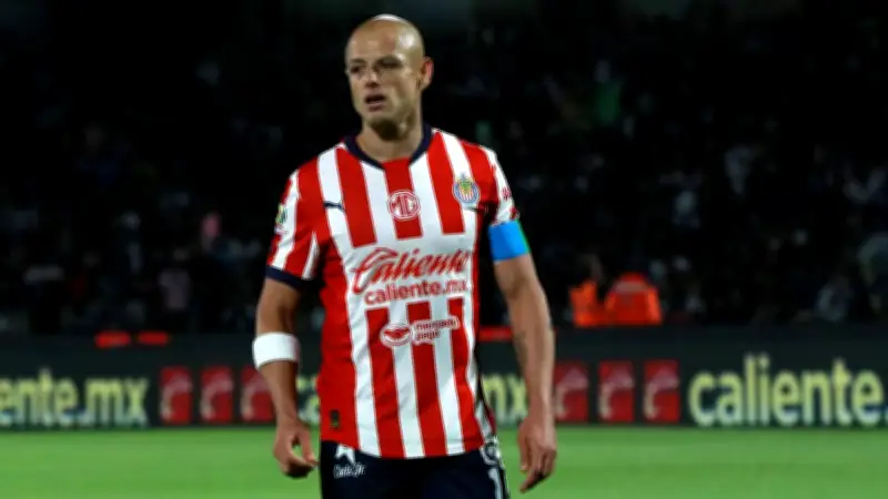 Chicharito Hernández se autoentrevista al estilo Juan Gabriel: 'Eres más que un personaje'