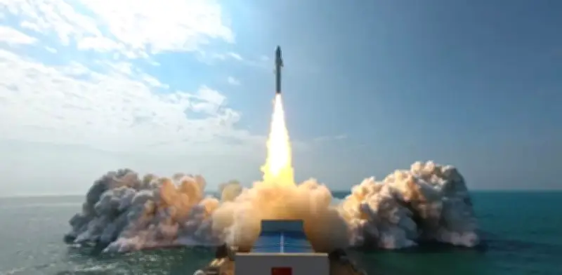 China impulsa su programa lunar con lanzamiento de Smart Dragon-3 y prueba del Long March-10