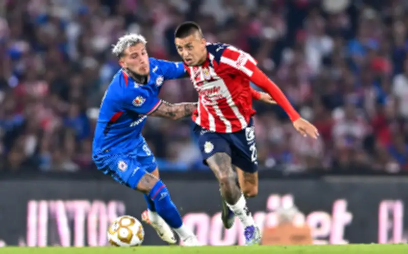 Chivas enfrenta doble desafío ante Cruz Azul en el Estadio Cuauhtémoc