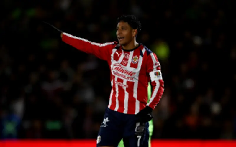 Chivas enfrenta el Clásico Nacional con baja clave: Luis Romo fuera por lesión