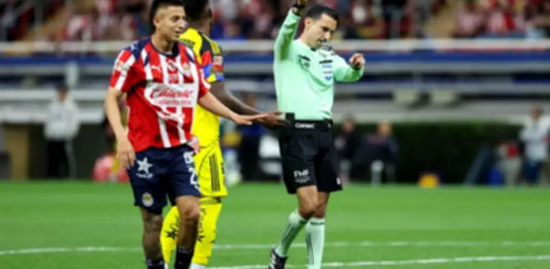 Chivas rompe maldición arbitral y vence al América en el Clásico Nacional