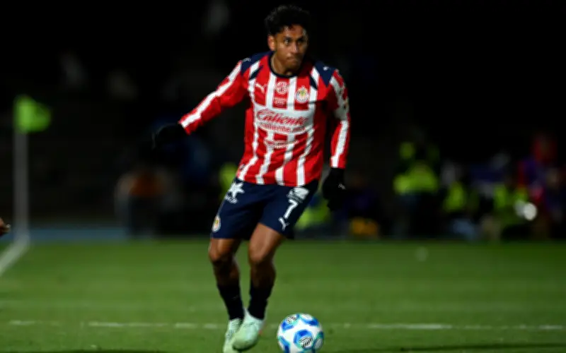 Chivas sufre baja clave: Luis Romo se pierde el Clásico Nacional por desgarro muscular