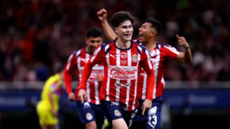 Chivas vence 1-0 al América en intenso Clásico Nacional con gol de Armando González