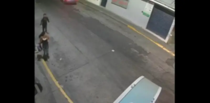 Chofer de App Agrede a Pasajera y Provoca Choque en Morelia; Video Viral