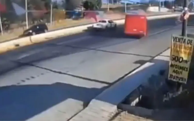 Chofer de Jalisco salva pasajeros al embestir camioneta en intento de secuestro