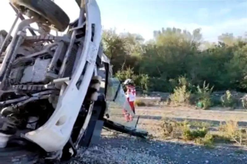 Choque de tren y transporte público deja dos muertos en Nuevo León