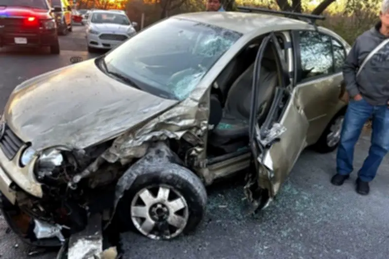 Choque en Guadalupe deja una persona atrapada; rescatistas trabajan en el lugar