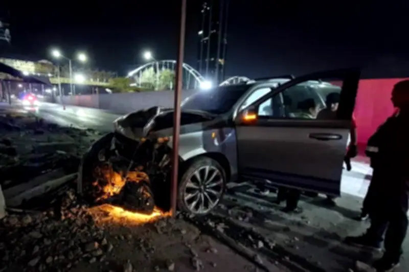 Choque en Morones: Abandonan camioneta tras accidente en Monterrey