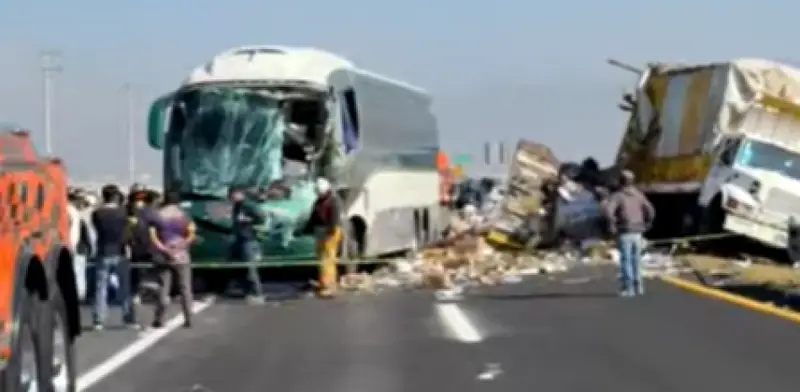 Choque múltiple en Libramiento Bicentenario deja víctimas mortales por niebla densa