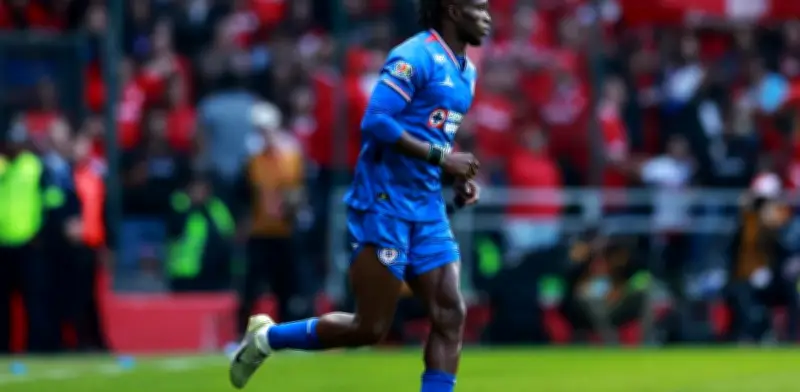 Christian Ebere impacta en debut con Cruz Azul al ser clave en el gol del empate