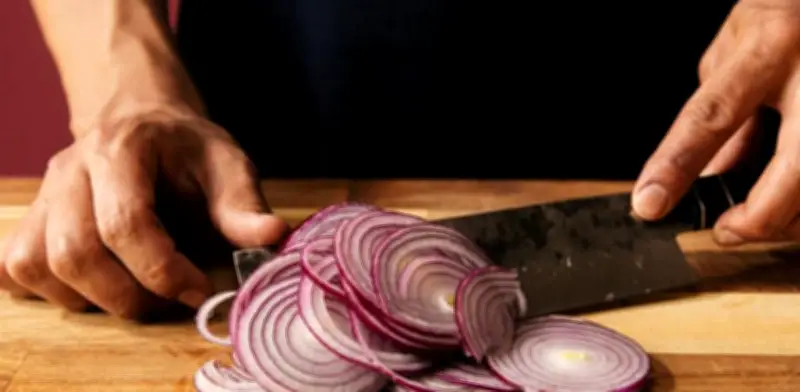 Ciencia revela cómo picar cebolla sin llorar: el método definitivo