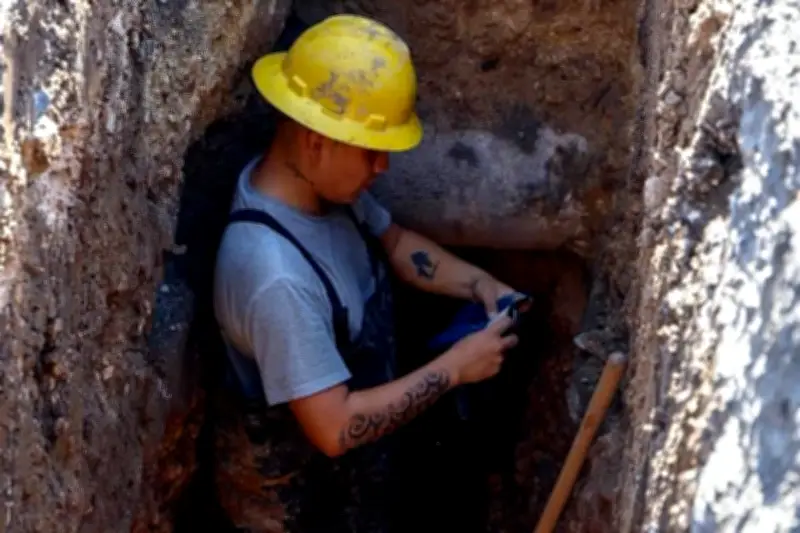 Cierran carril de Avenida Chapultepec en CDMX por fuga de agua que afecta tránsito
