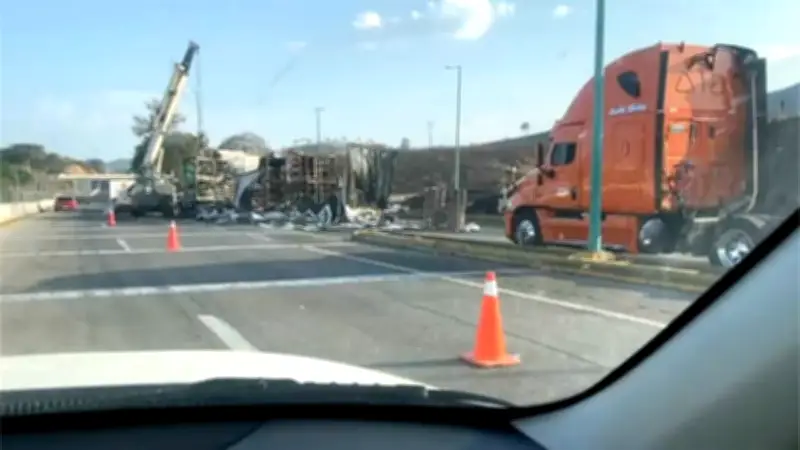 Cierre de Autopista Tepic-Guadalajara por Deslizamiento de Tierra Afecta Tránsito