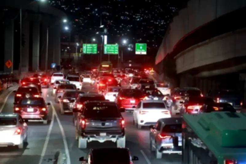 Cierre de vialidad en barrio antiguo provoca caos vial y atorones en la ciudad