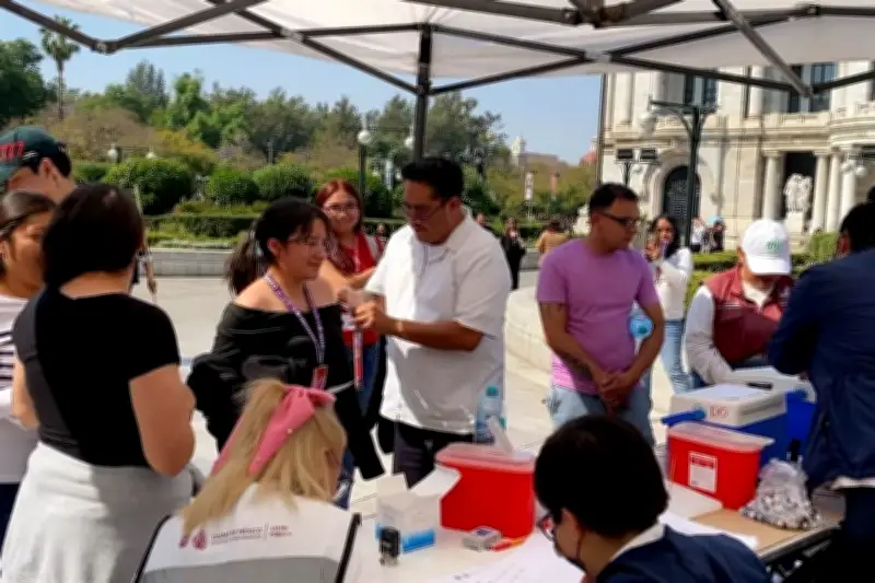 Ciudadanos enfrentan esperas de hasta 3 horas para vacunarse contra sarampión