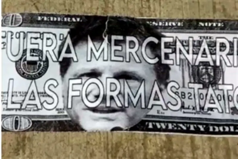 Ciudadanos protestan contra 'Tato' con billetes falsos en manifestación pública