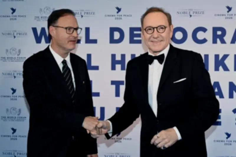 Clinton y Spacey Asisten a Gala de Cine por la Paz en Berlín, Unen Voces por la Diplomacia