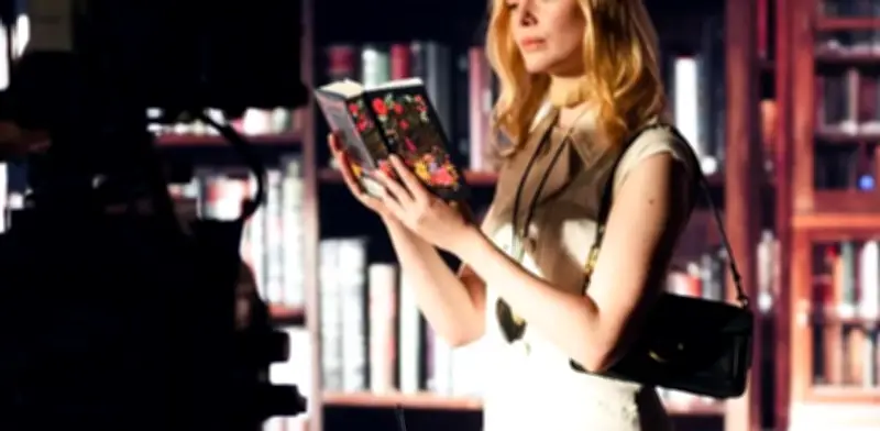 Coach lanza charms de libros en miniatura legibles en su campaña Primavera 2026