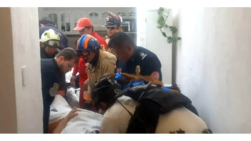 Colapsa bañera en Aguascalientes: mujer cae 4 metros en socavón por norias subterráneas