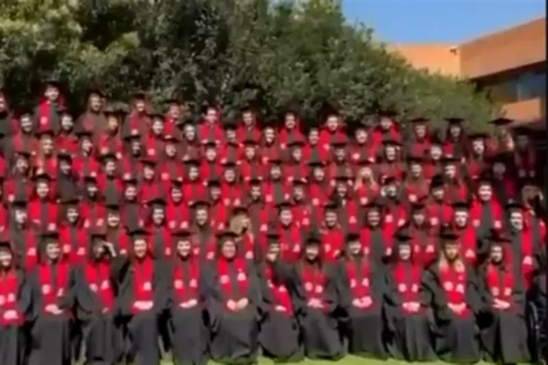 Colapsa estructura durante sesión fotográfica grupal en la Universidad Iberoamericana