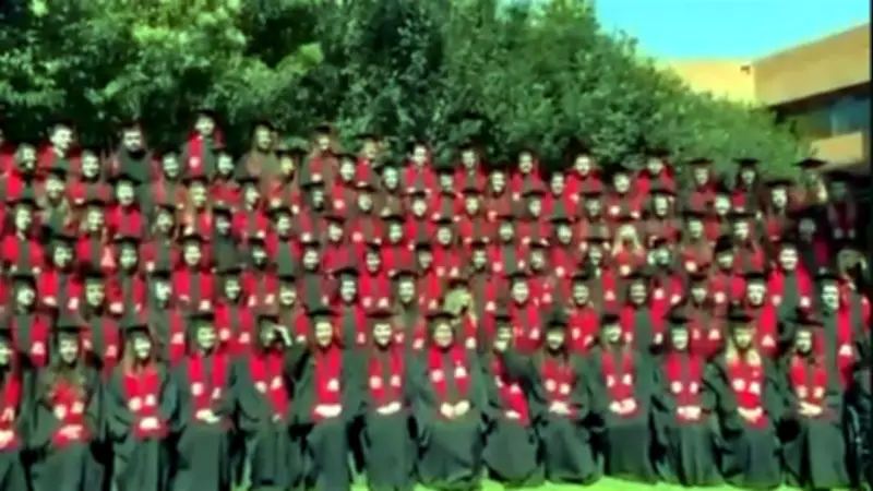 Colapsa estructura durante toma de foto grupal en la Ibero; hay heridos