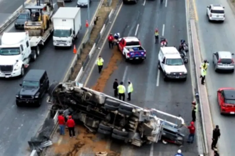 Colapso vial por volcadura de tráiler paraliza la carretera México-Nuevo Laredo por 4 horas