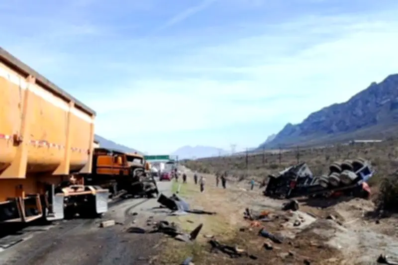 Colisión Múltiple de Tráileres en la Vía Libre Saltillo-Monterrey Causa Caos