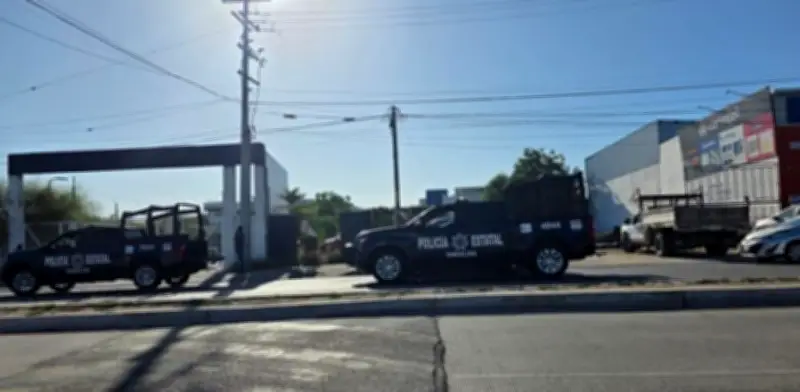 Comando roba vehículo sin notar a menor dentro; autoridades rescatan al niño