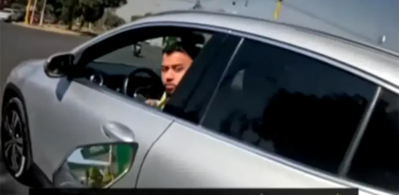 Conductor amenaza con arma a motociclista tras conflicto vial en Nezahualcóyotl