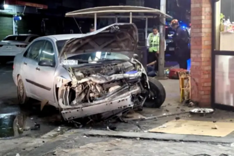 Conductor choca, huye y vuelve a chocar en accidente de tránsito