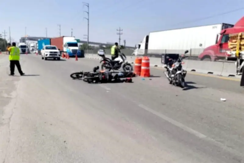 Conductor embiste a motociclista y le pasa por encima en trágico accidente vial