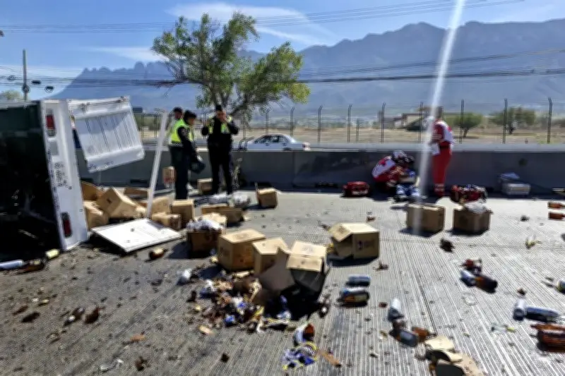 Conductor riega cerveza en carretera y provoca embotellamiento masivo en México