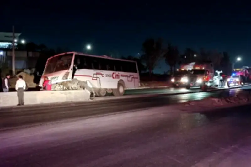 Conductor se duerme al volante y choca contra muro en la carretera
