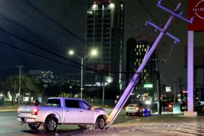 Conductor se estrella contra poste tras salir de bar en Nuevo León