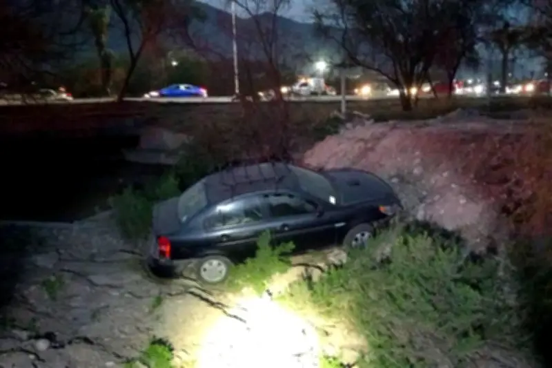 Conductor se queda dormido y cae con su auto a un arroyo en peligroso accidente