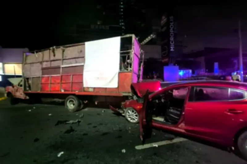 Conductor sufre lesiones tras colisión frontal con camión recolector de basura