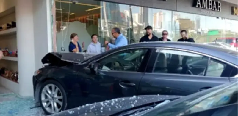 Conductora confunde pedales y estampa su auto contra locales en plaza comercial de San Pedro