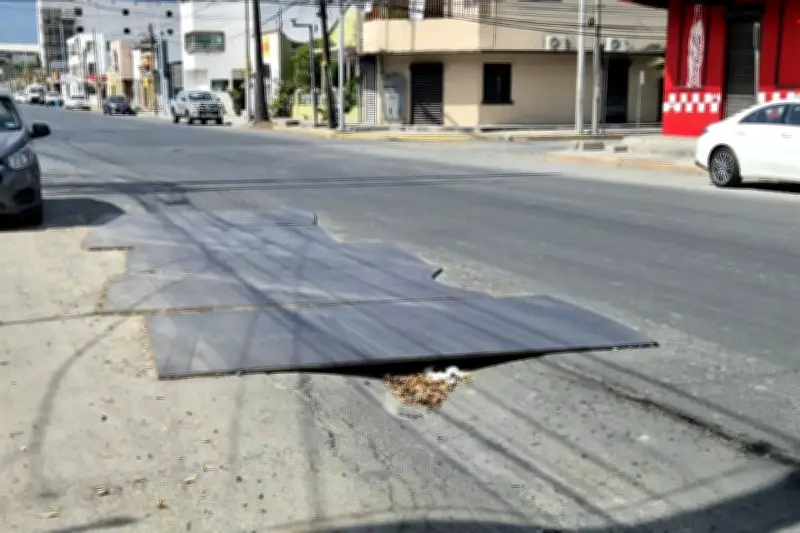 Conductores en México enfrentan crisis vial por baches que rompen rines