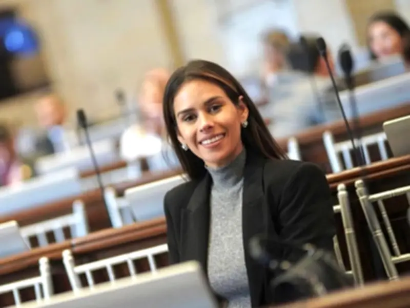 Congresista colombiana anuncia liberación de su hijo detenido por ICE en EE.UU.