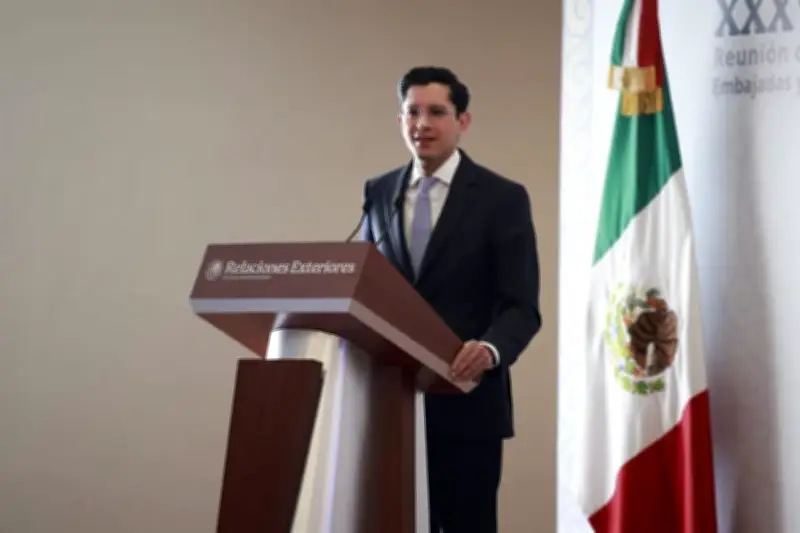 Congresista de EU llama 'marioneta' a Claudia Sheinbaum; responde Velasco