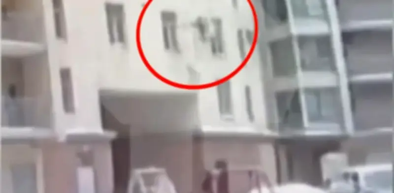 Conserje migrante salva a niño de caída mortal en Rusia; video heroico se viraliza