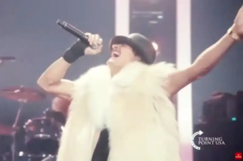 Conservadores organizan show alternativo al Super Bowl, evento resulta desangelado