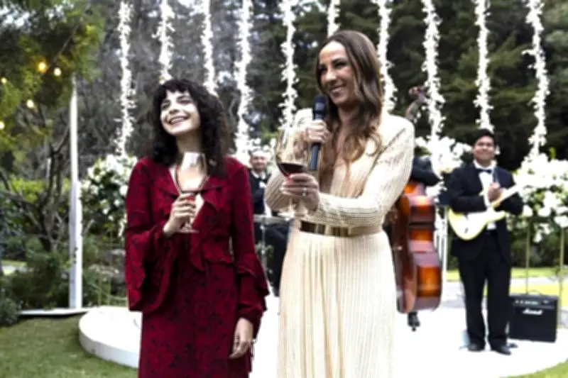 Consuelo Duval se divide entre altares de Día de Muertos y reproches a la prensa