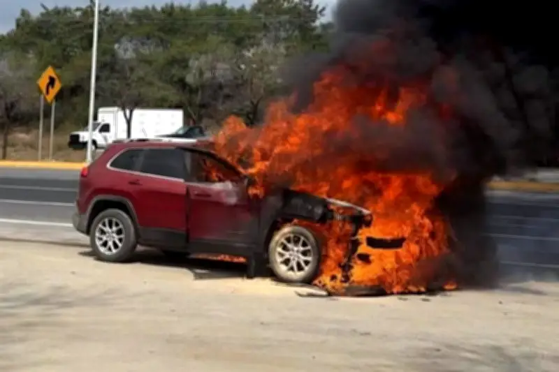 Consume Fuego a Camioneta en Incidente Vial en México