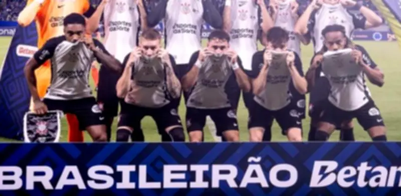 Corinthians realiza potente protesta contra el racismo en apoyo a Vinícius Jr.